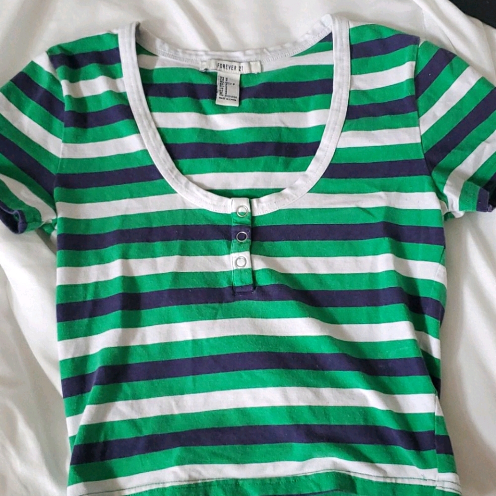 Stiped crop top with 3 buttons